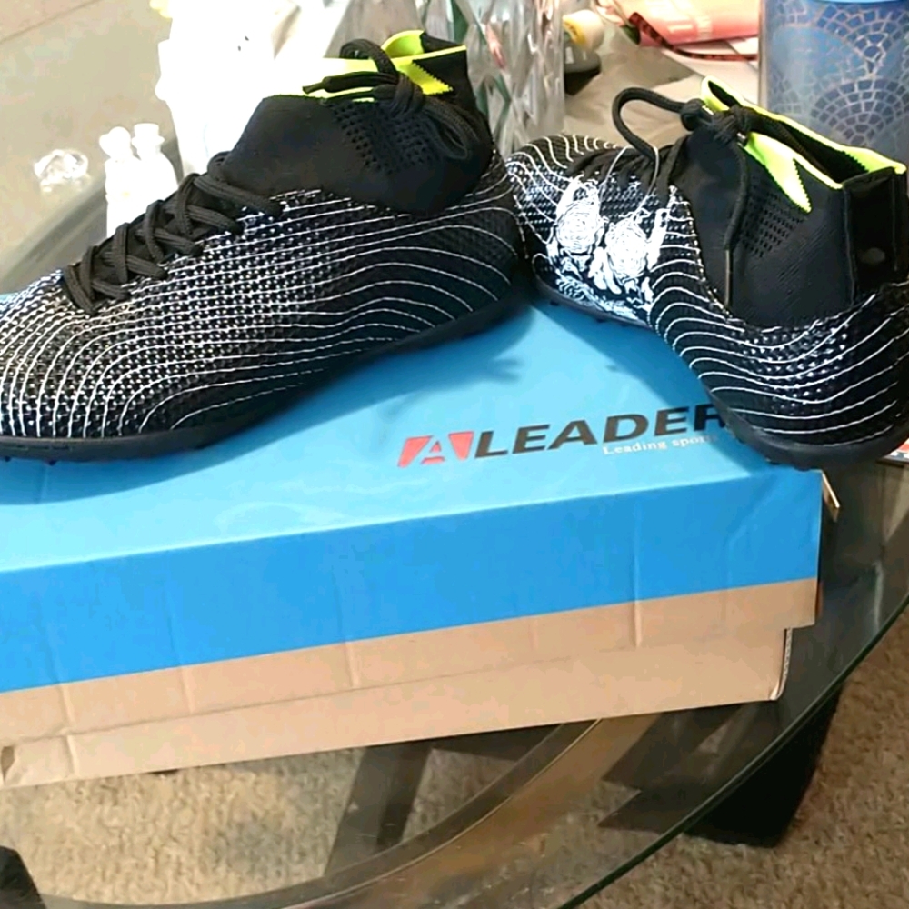 Boys sz 3 baseball shoes